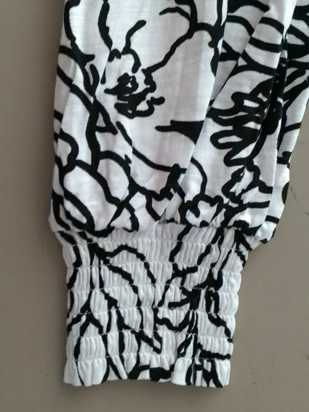 BELLE by KIM GRAVEL NWOT Long Sleeve V-Neck White w/Black Florals Blouse L - Picture 4 of 9